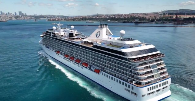 Kuşadası’ndan İstanbul’a gelen dev gemi havadan görüntülendi