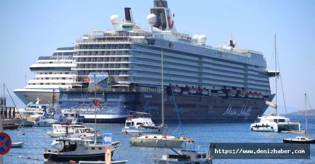 "Mein Schiff 5" ve "Riviera" Bodrum'a yanaştı