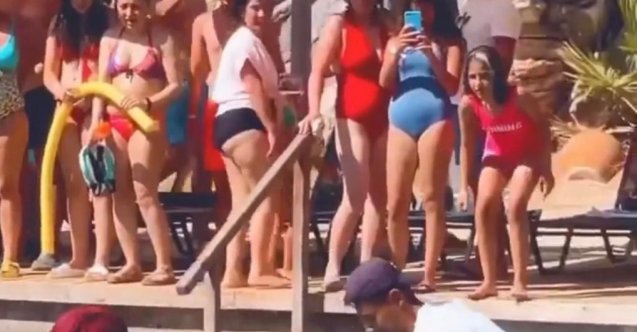 Sahilde gördüğü balığı kuyruğundan tutup yakaladı