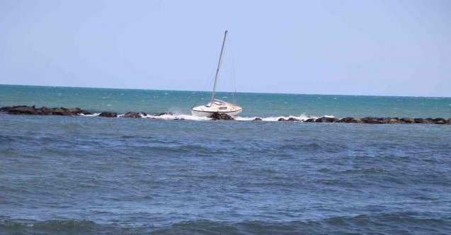 Yelkenli tekne dalgakırana çarptı, 3 kişi ölümden döndü