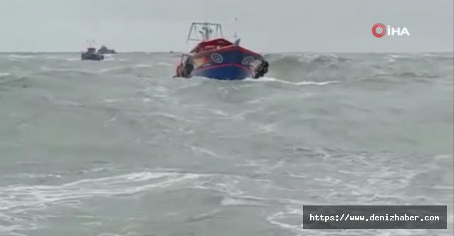 Balıkçı gemisi yan yattı, 3 kişi suya düştü