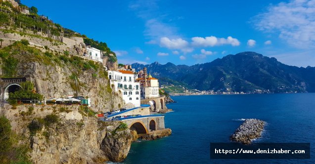 Catanzaro sahilinde 40 metrelik süperyat battı