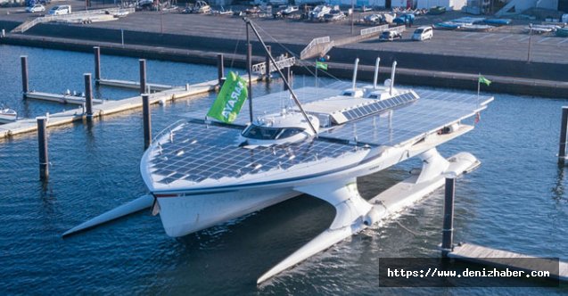 Deneysel  güneş enerjili yat yanıyor, mürettebat tahliye edildi