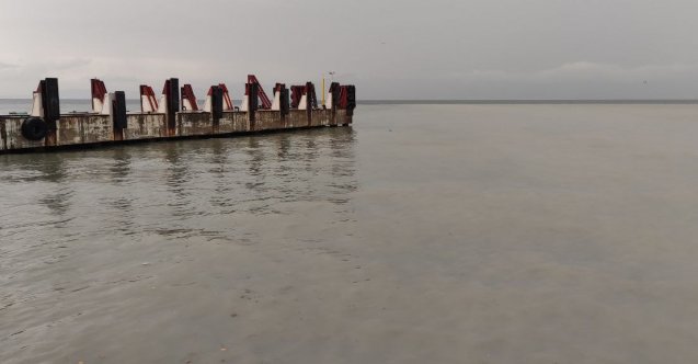 Denizin rengi sağanak yağışla değişti