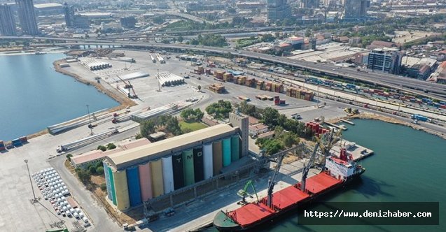 Tonlarca mısır taşıyan gemi İzmir'de