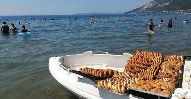 Yüzen pastane ilgi çekti