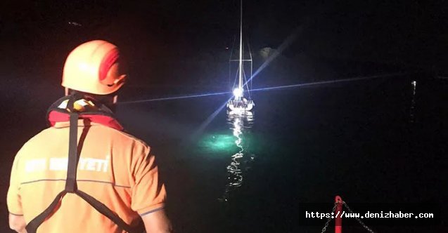 Çanakkale Boğazı’nda karaya oturan tekne kurtarıldı