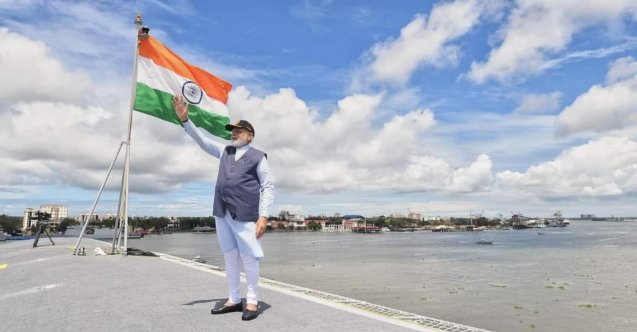 Hindistan’ın ilk yerli uçak gemisi denize indirildi