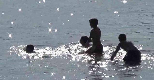 Meriç Nehri’nde yüzen çocukların tehlikeli oyunu
