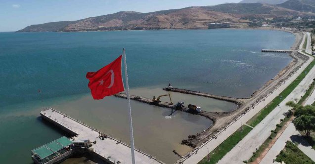 Van Gölü dip çamurundan temizleniyor