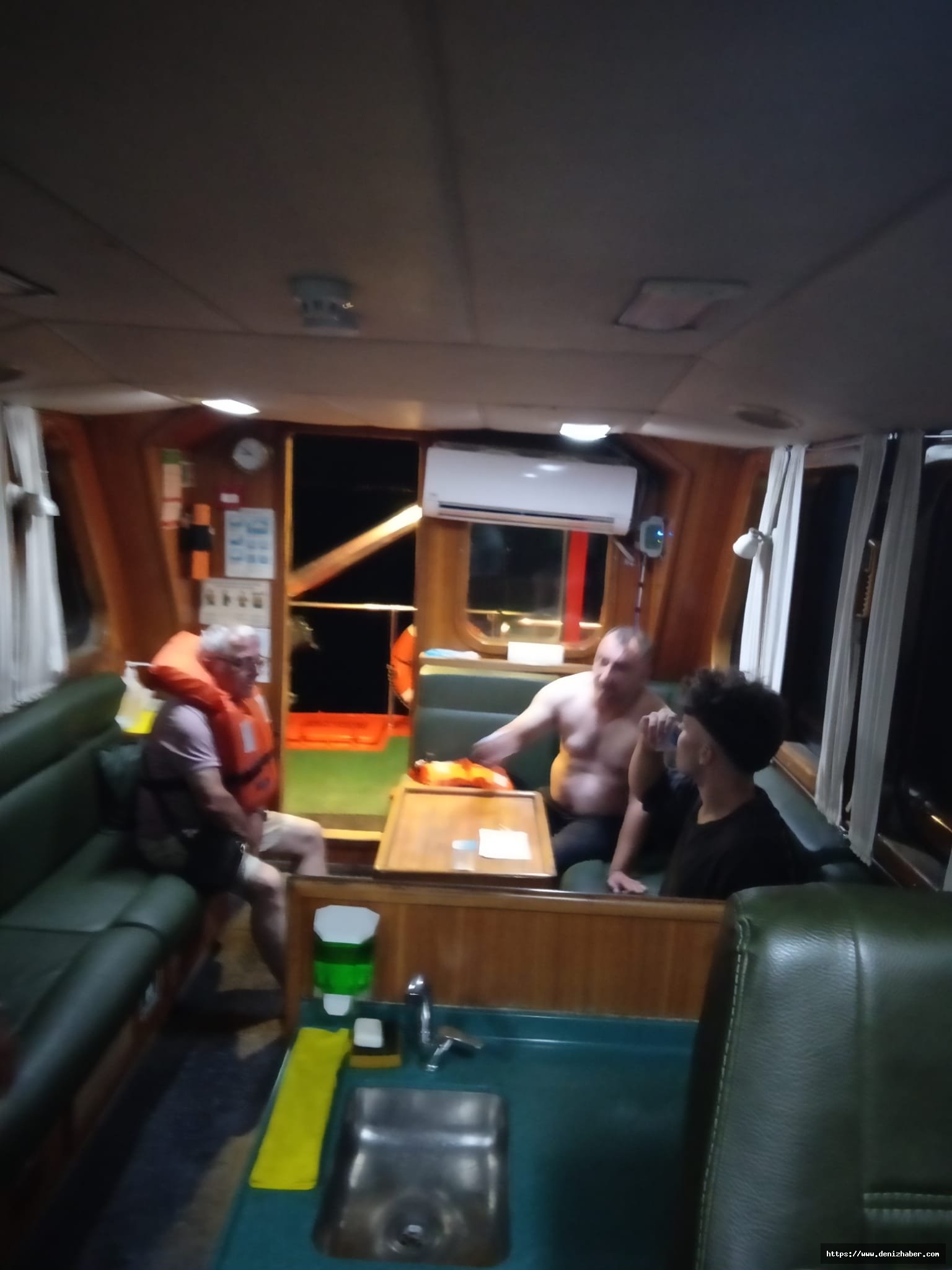 Yelkenkaya açıklarında teknesi sürüklenen 3 kazazedeyi ANKAŞ Pilot botu kurtardı