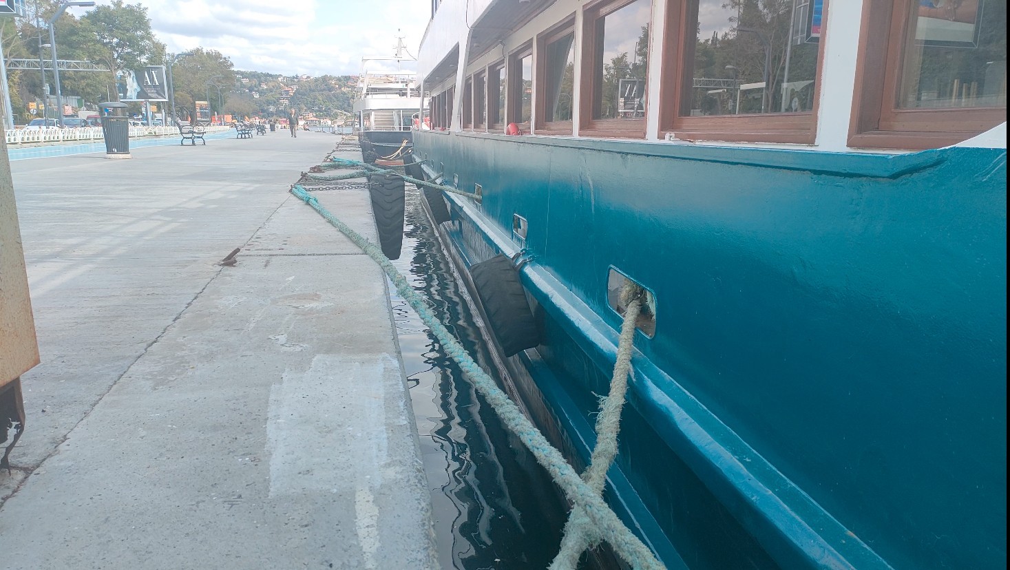 Bebek Sahilde Motosikletli gençler denize uçtu