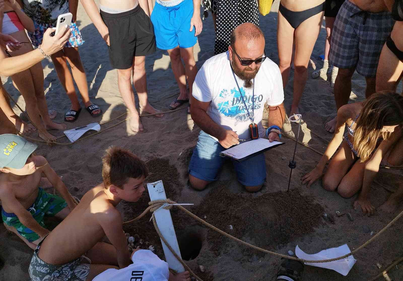 Belek’te yaklaşık bin 600 deniz kaplumbağası yuvasından çıkan 60 binin üzerinde yavru denizle buluştu