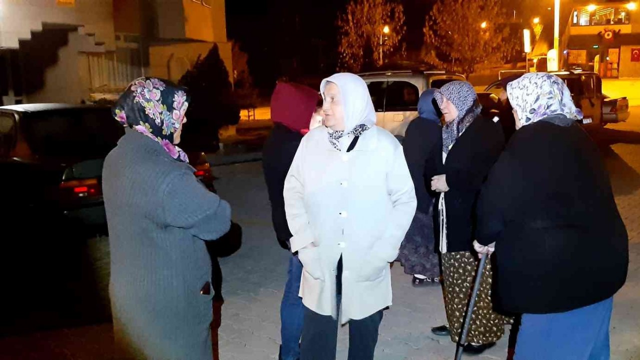 Deprem sonrası Bolu’da vatandaşlar kendilerini sokağa attı