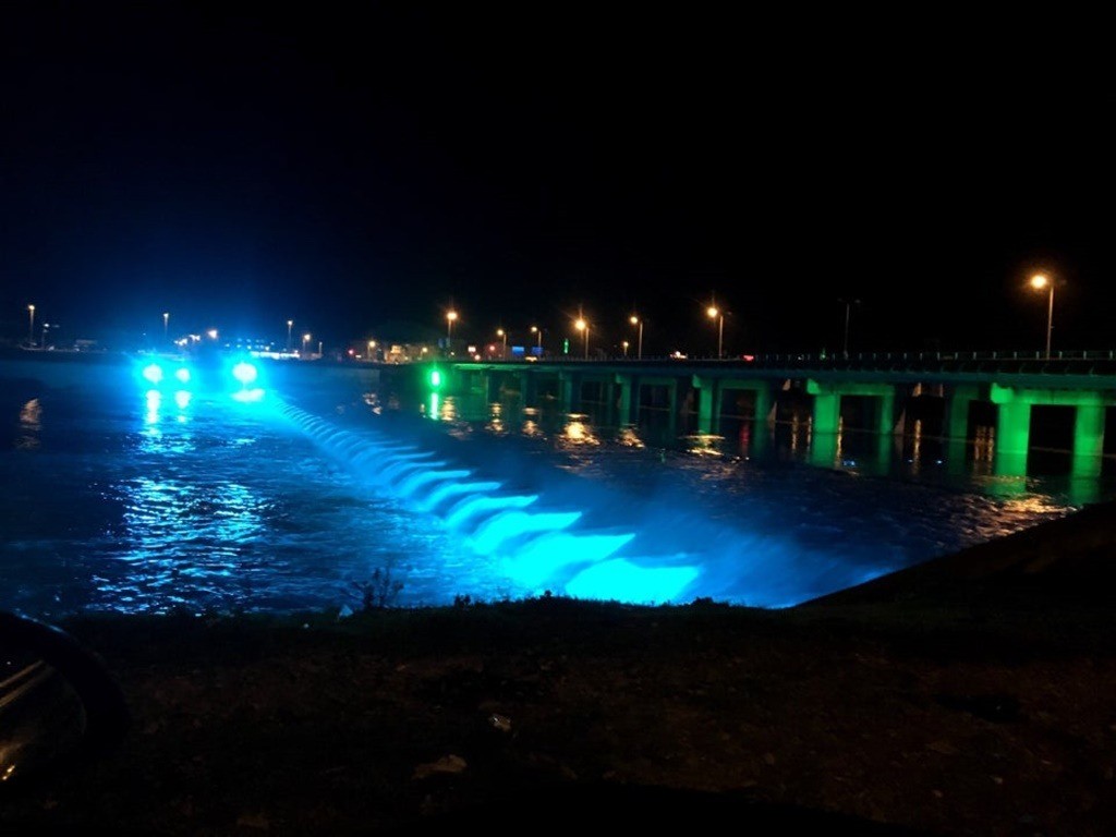 Genç adam köprüye çıktı, polis ikna etmeye çalıştı