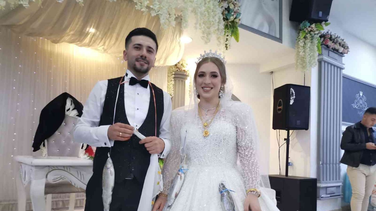 Gelin ve damada takı yerine &quot;balık&quot; taktı