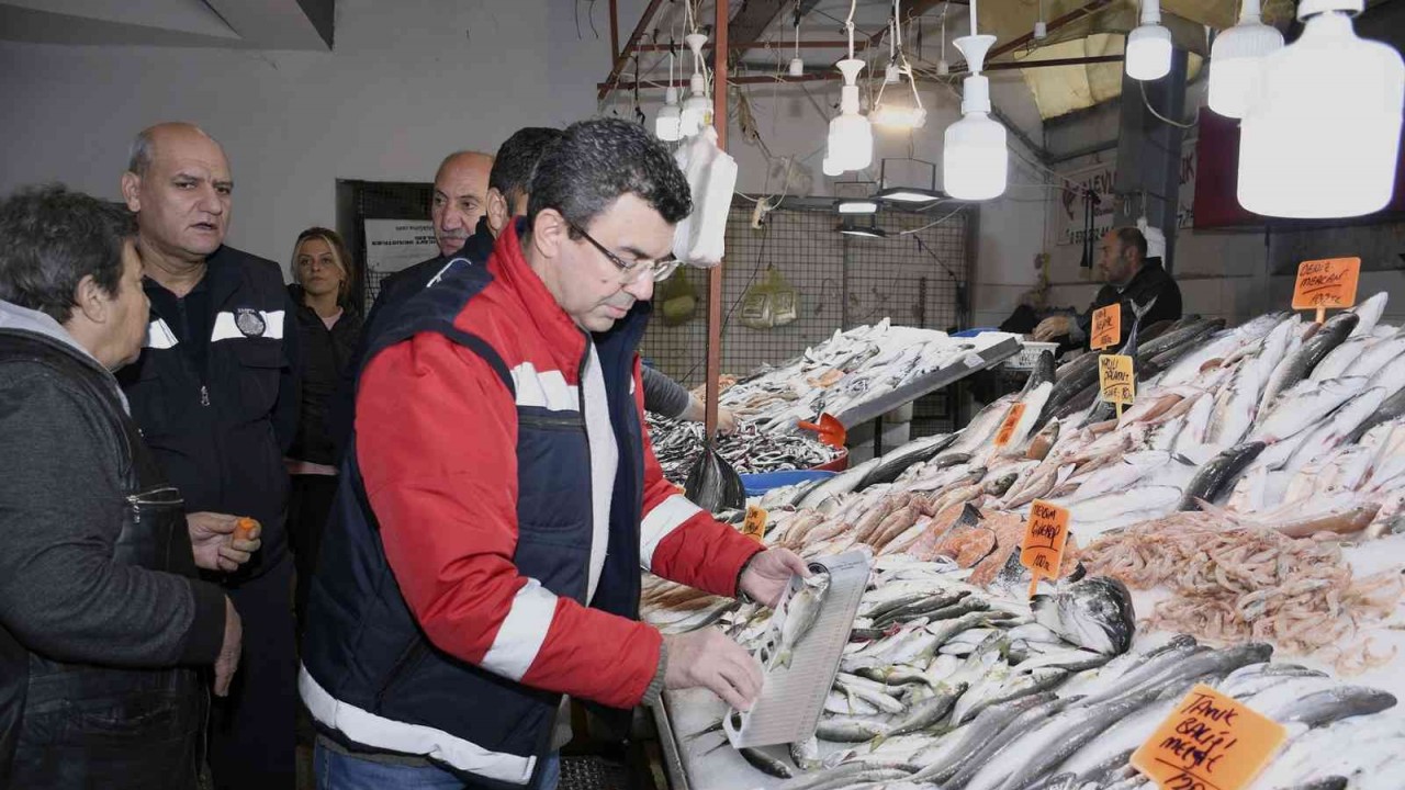 Kuşadası’nda balık tezgahları denetlendi