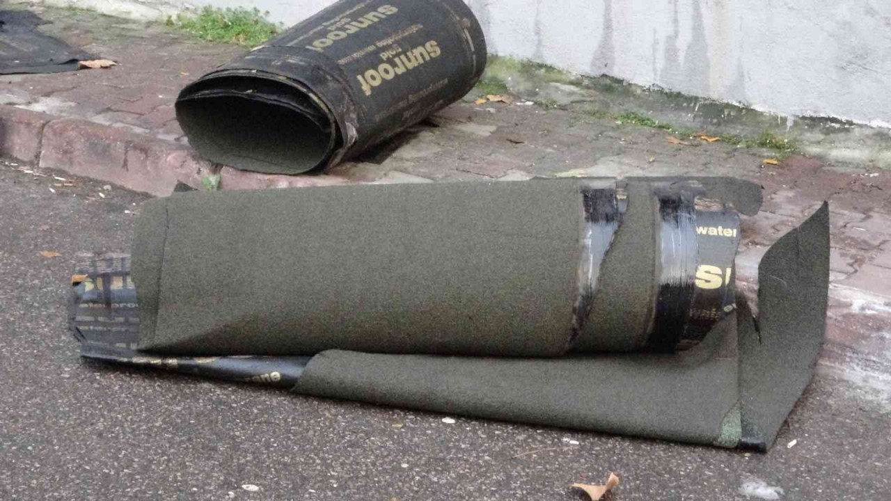 Sancaktepe’de şiddetli rüzgar binanın çatısını uçurdu, uçan çatı havada asılı kaldı