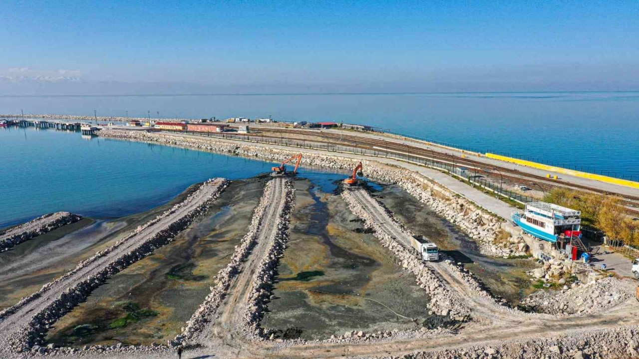 Van Gölü’nden 615 bin metreküp dip çamuru ve balçık çıkarıldı