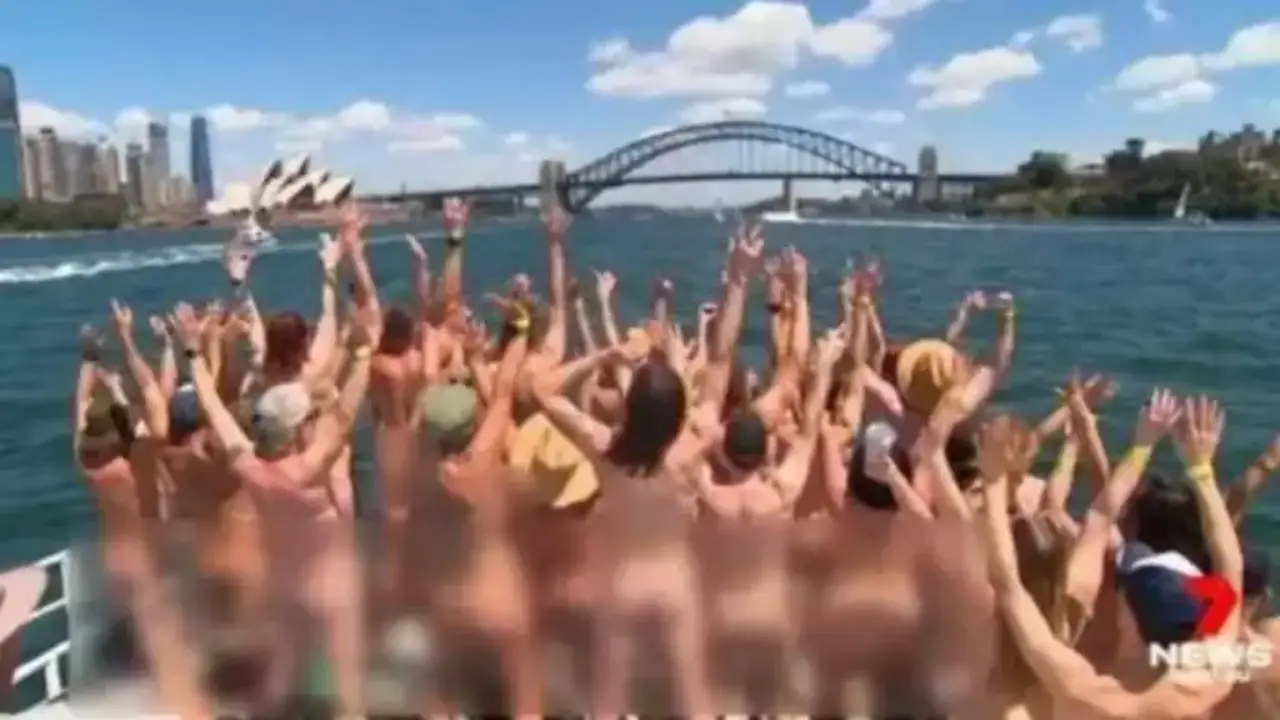 Çıplaklarla dolu gemi tartışma yarattı