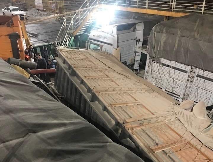 RoRo gemisinde bulunan tır, gemi seyir halindeyken devrildi