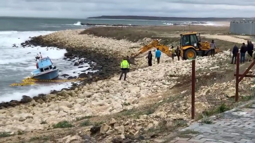 Dalga ile boğuşan tekne kıyıya oturdu...O anlar kamerada