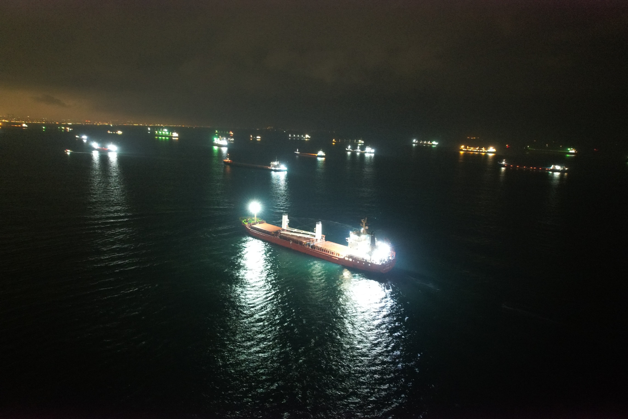 Zeyport önünde demirli Navin Hawk adlı gemide yangın çıktı