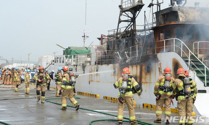 Japonya denizinde Rus balıkçı gemisi yanıyor