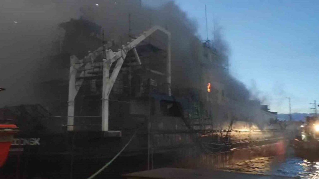 Altınova Tersaneler Bölgesi’nde gemi yangını