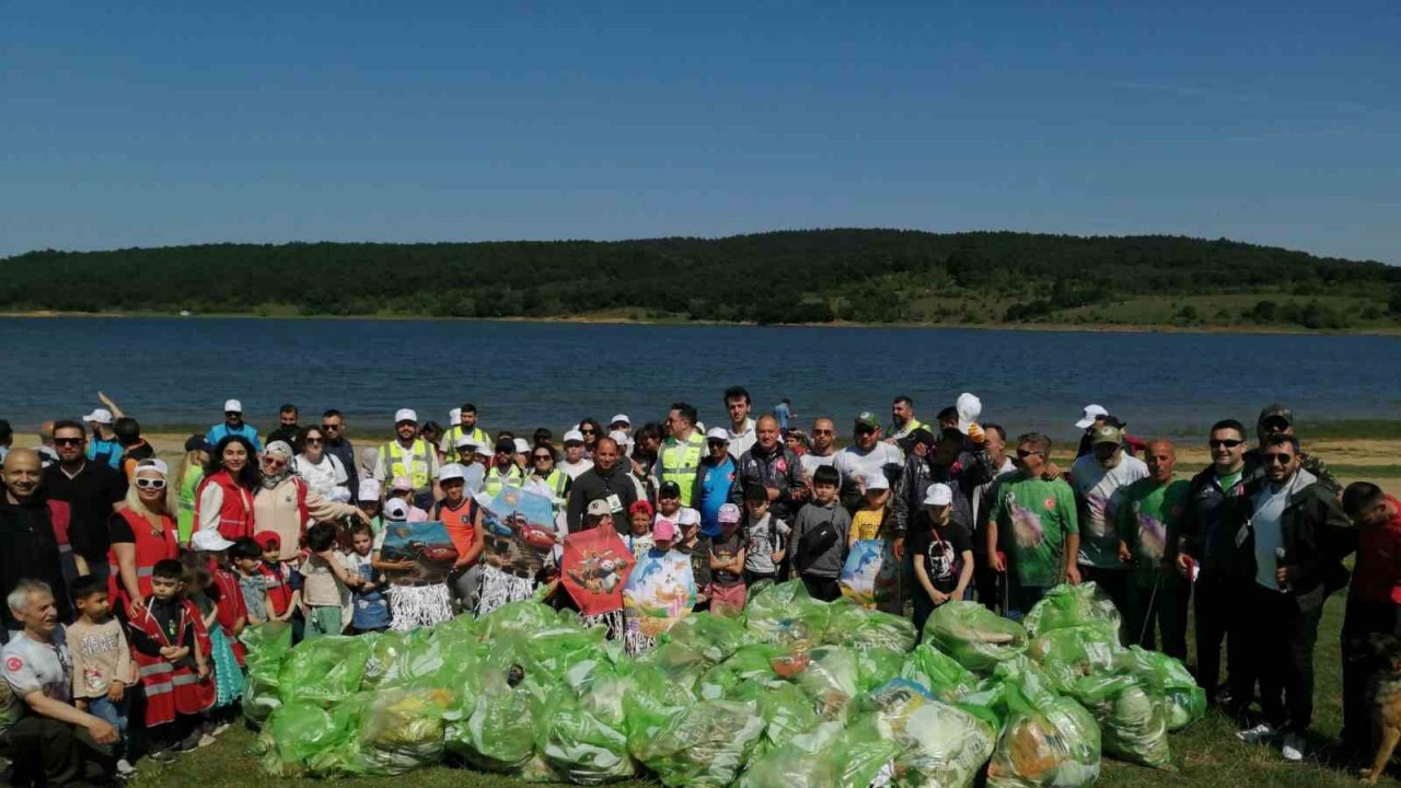 Ömerli Barajı’nda yarım saatte 30 torba çöp toplandı