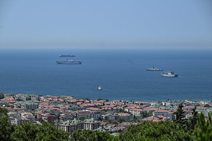 Türk savaş gemileri IDEF için Büyükçekmece’de