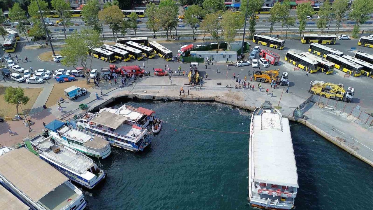 Eminönü’nde otobüsü denizden çıkarma çalışmaları havadan görüntülendi