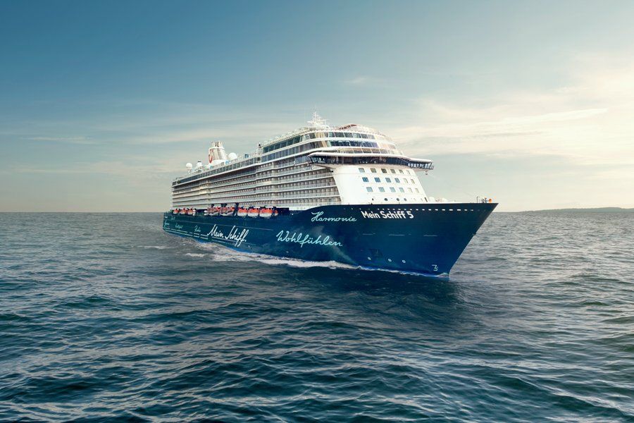 Mein Schiff 5 isimli dev yolcu gemisi tam kapasiteyle Bodrum’a geldi