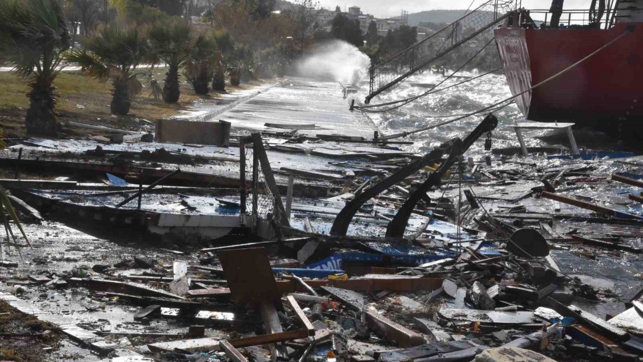 Aliağa’da tekne parçalandı