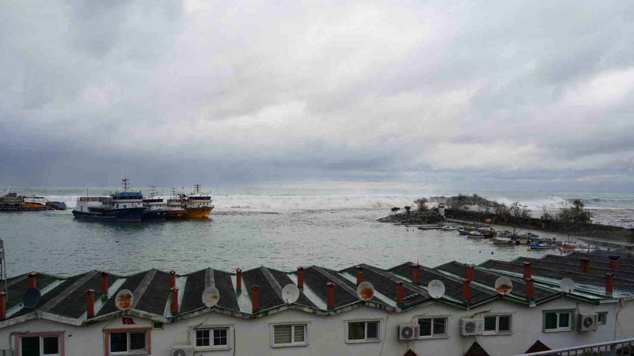 Rize’de biri tır olmak üzere 3 araç dalgalardan hasar gördü, 1 kamyonet denize düştü