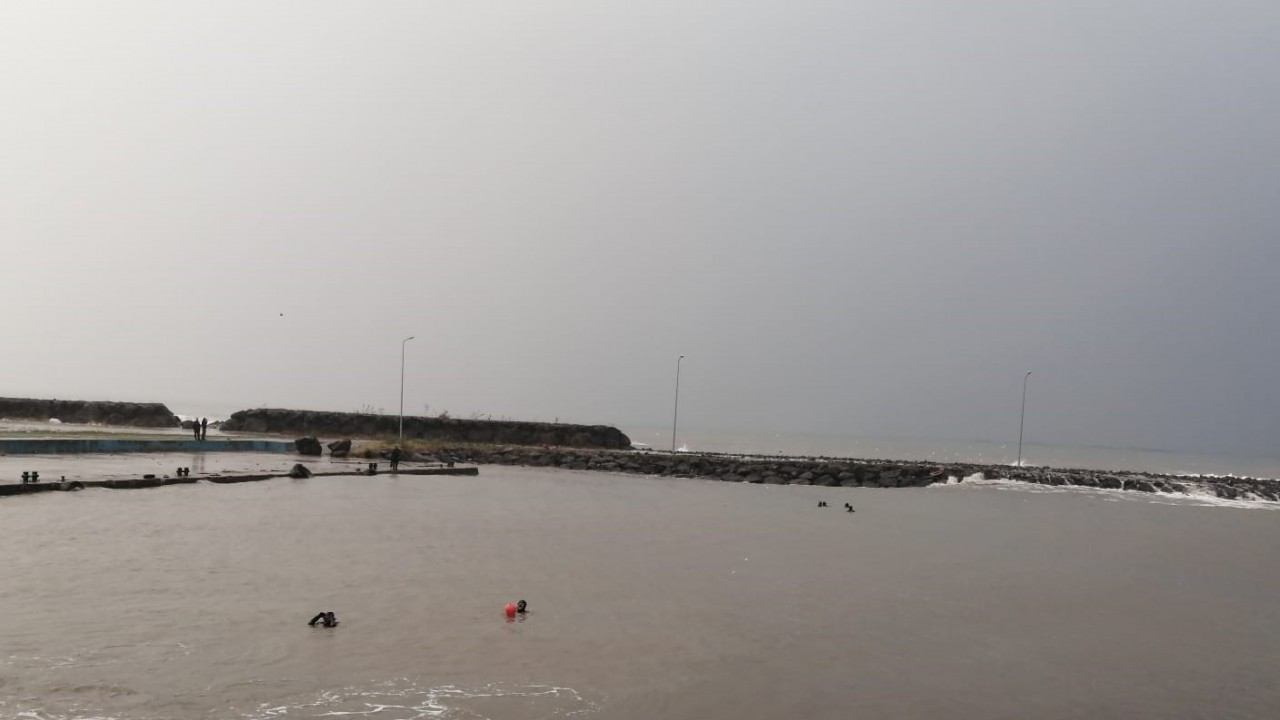 Trabzon’da fırtınada deniz kenarında fotoğraf çektirmek isteyen 2 genç dalgalara kapılarak kayboldu