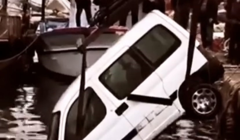 Zonguldak’ta dalgalara kapılan araç denizden çıkartıldı