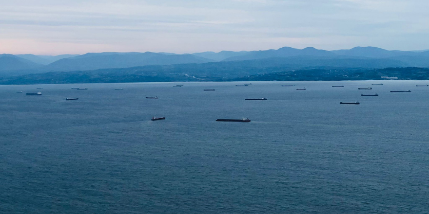 Fırtınadan kaçan gemiler Sinop&#039;ta limana sığındı