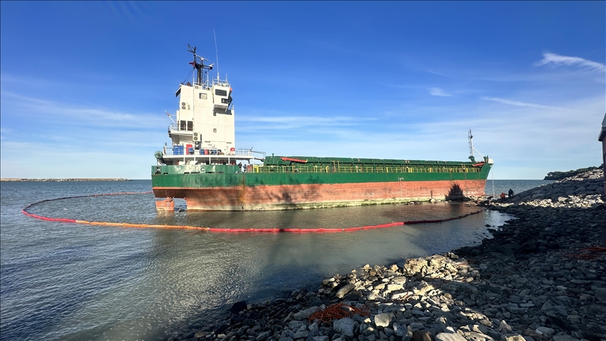 İnebolu sahilinde karaya oturan geminin çevresine bariyer çekildi 1