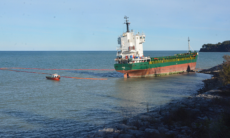 İnebolu sahilinde karaya oturan geminin çevresine bariyer çekildi 