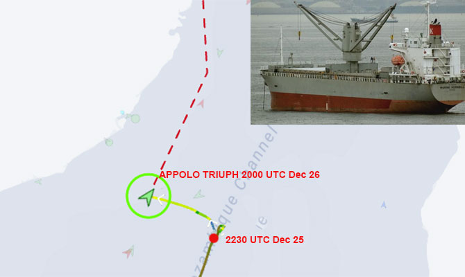 Kargo gemisi yandı, mürettebat cankurtaran botlarına bindi