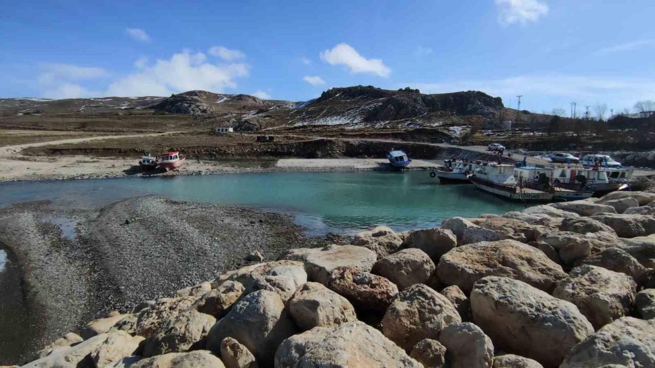 Van’da balıkçı tekneleri limanda mahsur kaldı