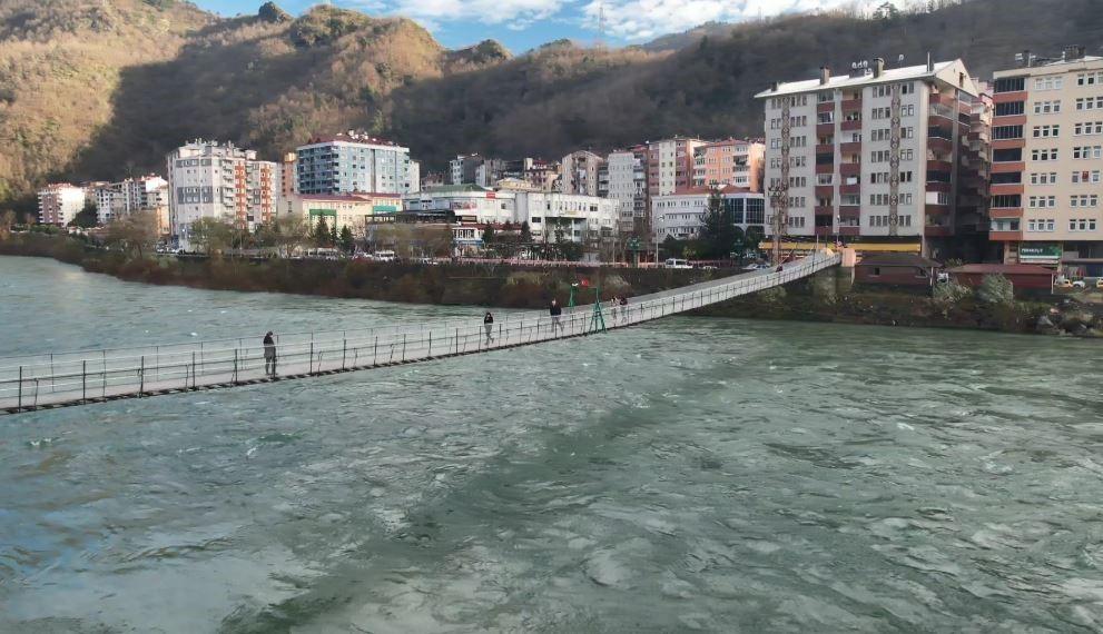 Karadeniz’in en uzun 2 asma köprüsü Çoruh nehri üzerinde bulunuyor