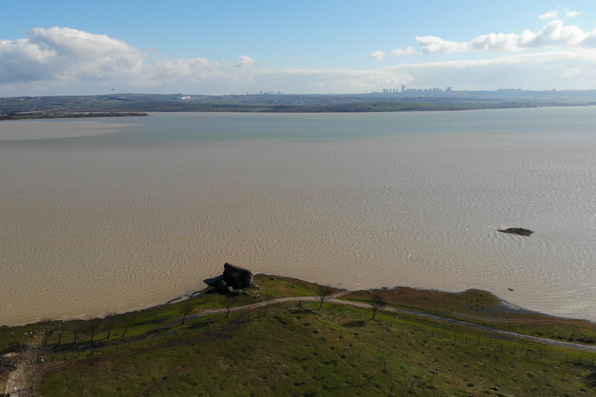 Kontrolden çıkan otomobil Büyükçekmece Gölü’ne düştü: 1 yaralı
