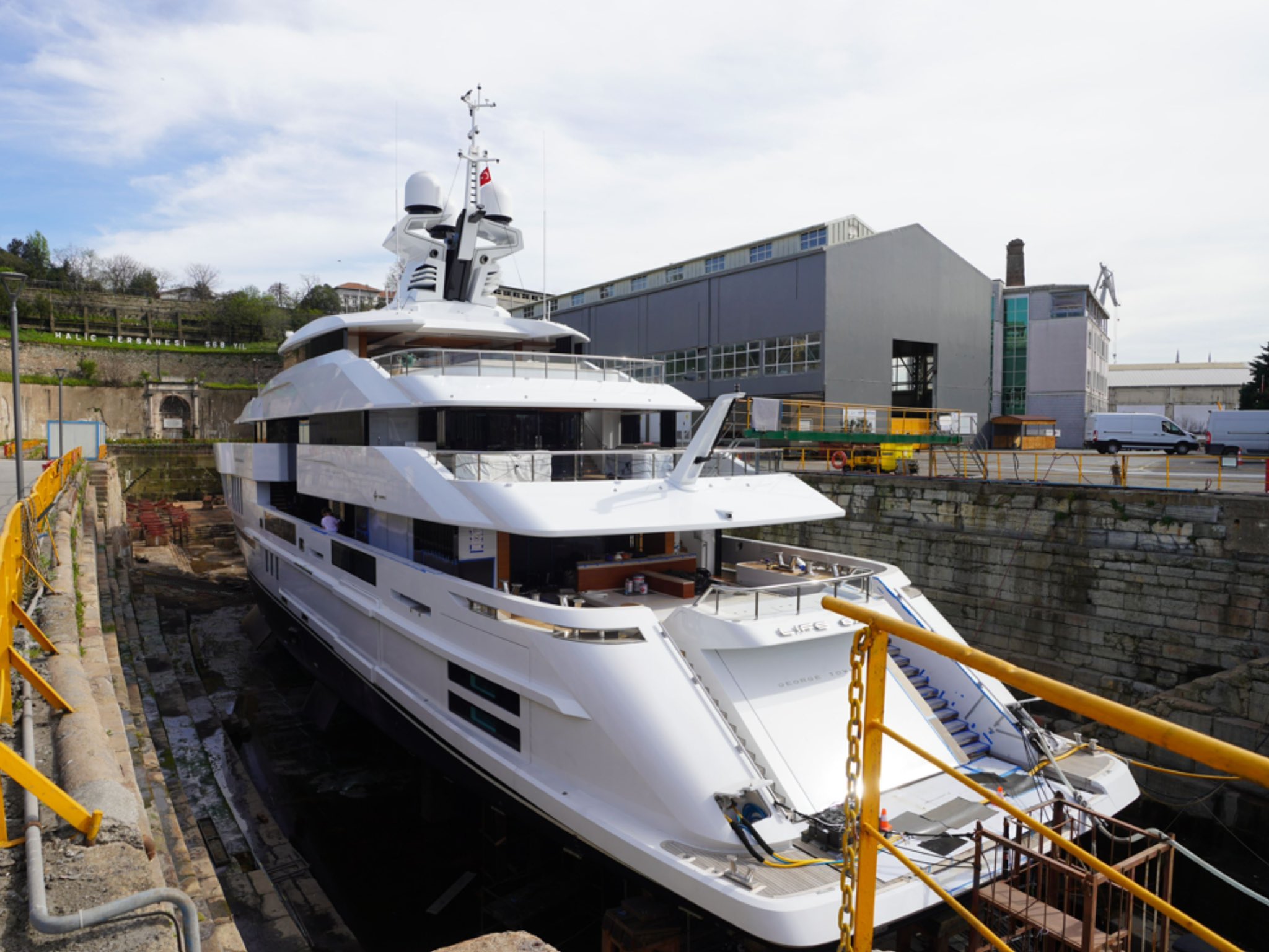 Haliç Tersanesi 4. kez bir mega yat'a hizmet veriyor