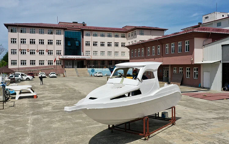 Okulda Öğrenciler Çelik Ve Fiber Tekne Üretiyor