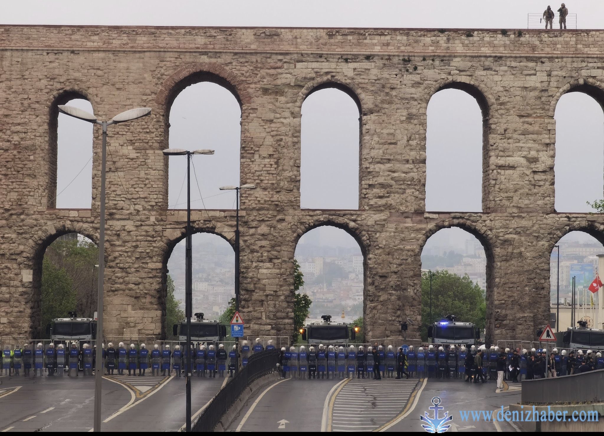 Saraçhane’den Taksim’e yürümeye çalışan gruplara polis müdahalesi