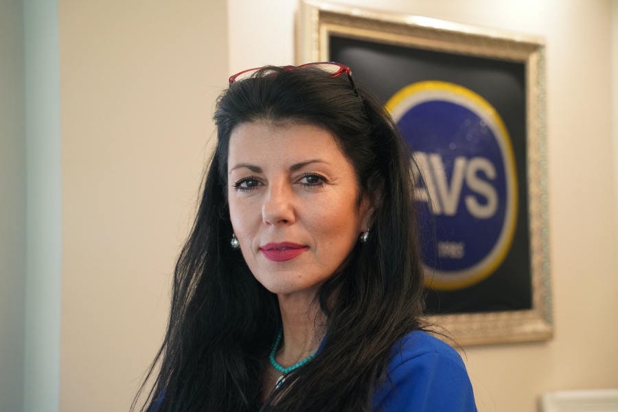 AVS Global, Vicky Stamati&#039;yi Kadrosuna Kattı