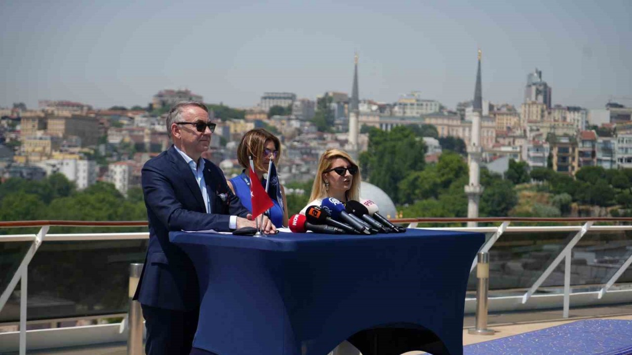 333 metre uzunluğundaki dev kruvaziyer gemi MSC SPLENDIDA İstanbul’a demir attı