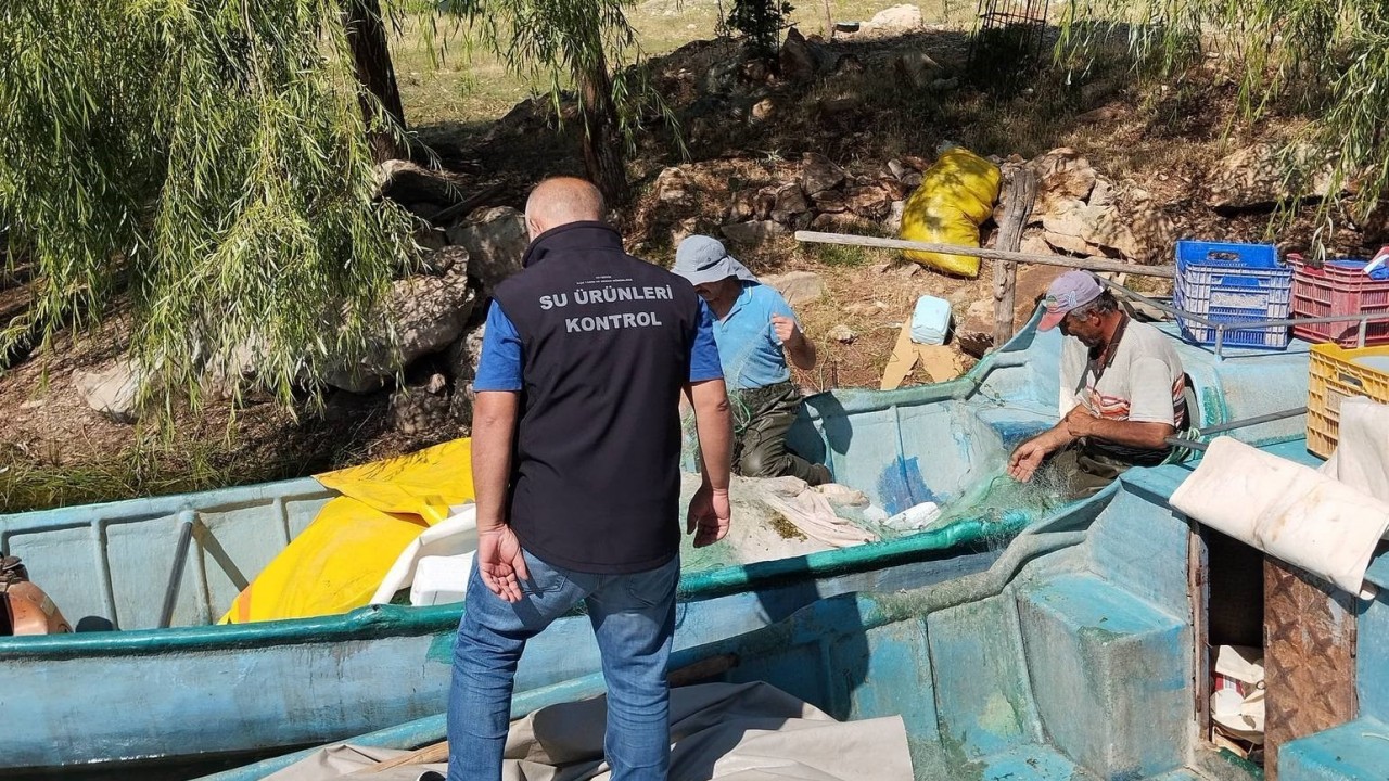 Beyşehir Gölü’nde balıkçı tekneleri ve balık işleme fabrikaları denetlendi